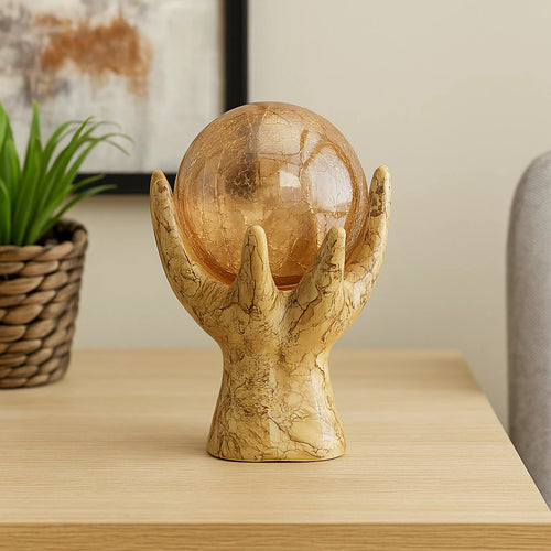 Escultura Decorativa Mãos com Esfera Âmbar NOXHome | Cerâmica Marmorizada Moderna