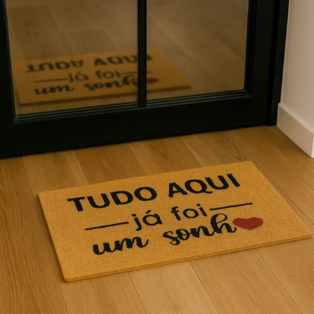 Tapete Capacho "Tudo Aqui Já Foi um Sonho" NOXHome | PVC Vinil Antiderrapante Interno e Externo