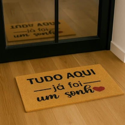 Tapete Capacho "Tudo Aqui Já Foi um Sonho" NOXHome | PVC Vinil Antiderrapante Interno e Externo