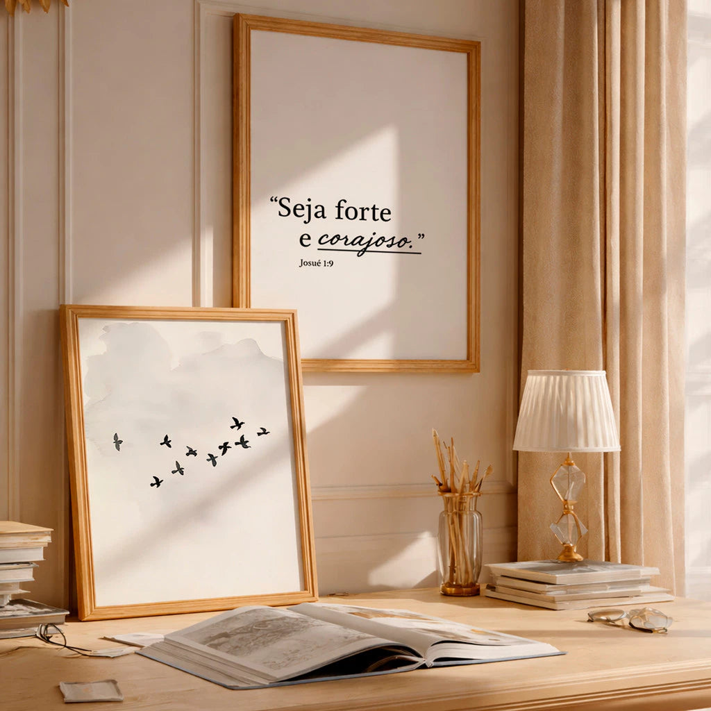 Kit 2 Quadros Decorativos com Moldura Pássaros Frase Seja Forte Corajoso Versículo Bíblico NOXHome