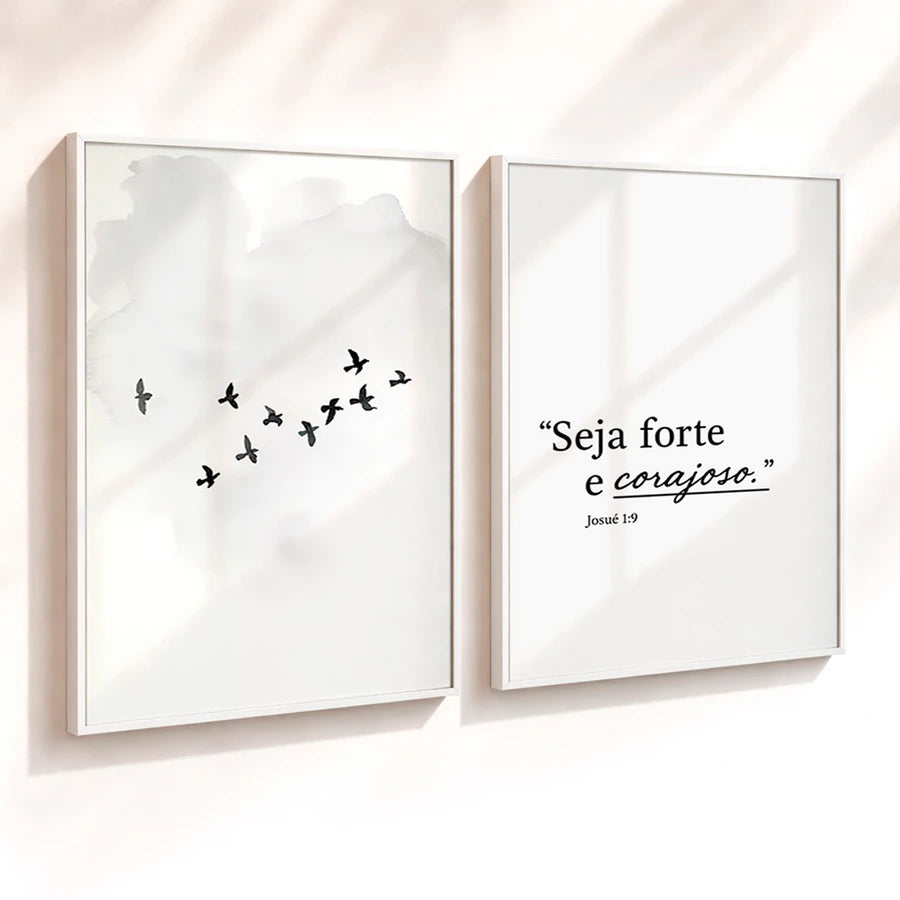 Kit 2 Quadros Decorativos com Moldura Pássaros Frase Seja Forte Corajoso Versículo Bíblico NOXHome