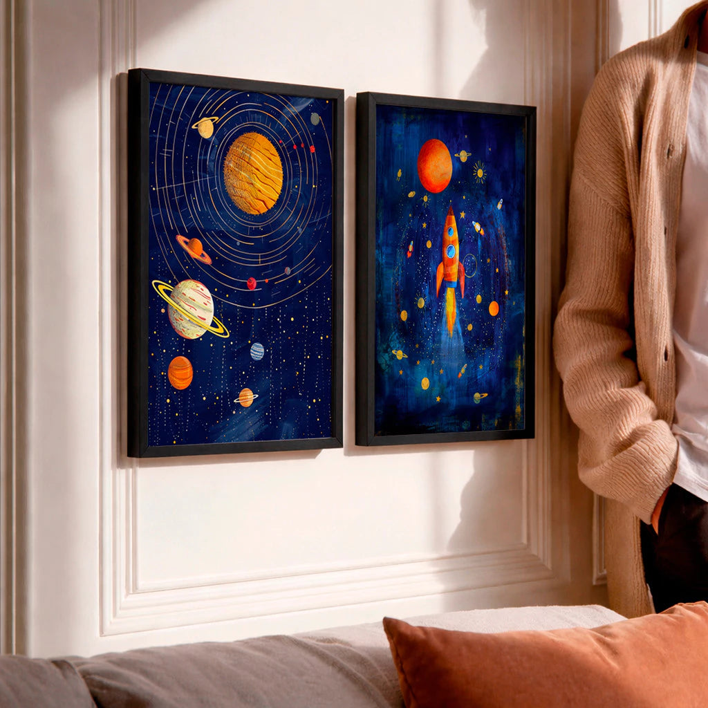 Kit 2 Quadros Decorativos com Moldura Espaço Planetas Foguete Infantil Galáxia NOXHome