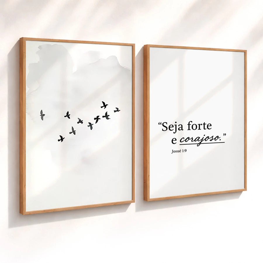 Kit 2 Quadros Decorativos com Moldura Pássaros Frase Seja Forte Corajoso Versículo Bíblico NOXHome