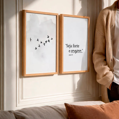 Kit 2 Quadros Decorativos com Moldura Pássaros Frase Seja Forte Corajoso Versículo Bíblico NOXHome